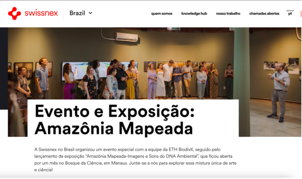 Evento de lançamento da exposição Amazônia Mapeada no Bosque da Ciência, em Manaus. Público acompanha a apresentação sobre imagens e sons do DNA ambiental, unindo arte e ciência.