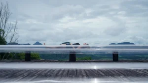 FRONTEIRAS INVISIVEIS consistiu em contrapor elementos da natureza como o horizonte de montanhas, arvores e corpos com o elemento plástico, gerando um jogo de forças pelo antagonismo do material de forma visual, real e tb metafórica. Até mesmo o espaço arquitetônico da estação cultural se tornou objeto de experimentação.